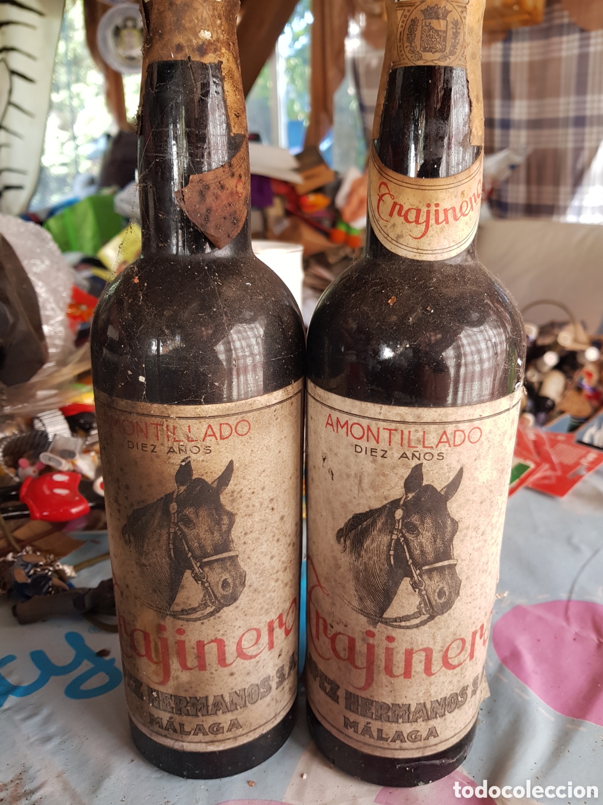 Sammlung von Weinen und Lik&ouml;ren: LOTE DE 2 ANTIGUAS BOTELLAS DE AMONTILLADO A&Ntilde;OS 60 TRAJINERO MALAGA