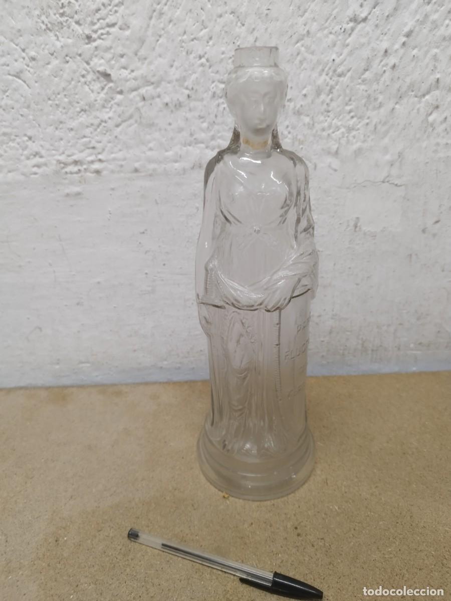 Collection of wines and liquors: Antigua botella de vidrio forma de mujer. Paris fluctuat nec mergitor.
