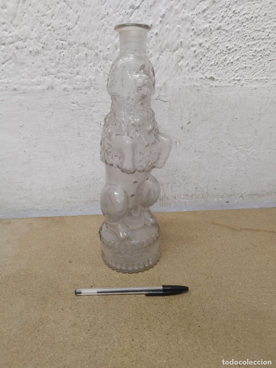 Coleccionismo de vinos y licores: Antigua botella de vidrio con relieve, moldeada con la figura de un perro o caniche sentado. Circo.