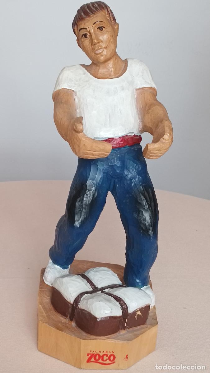 Coleccionismo de vinos y licores: Expositor de botella de PACHAR&Aacute;N ZOCO - Levantador de piedras, deporte Vasco. Talla y pintada a mano
