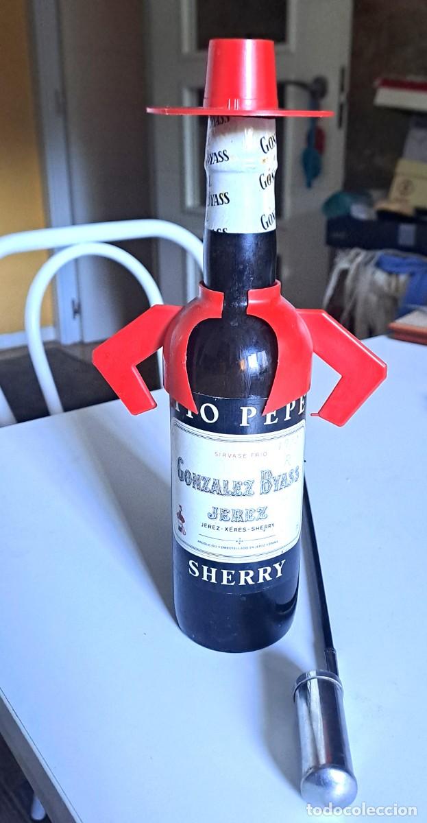 Coleccionismo de vinos y licores: ANTIGUA BOTELLA DECORATIVA VACIA TIO PEPE DE GONZALEZ BYASS CON CATAVINOS