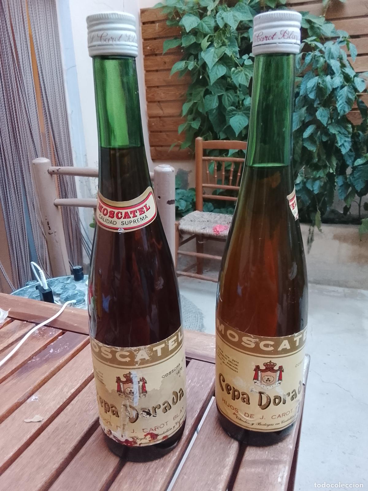 Coleccionismo de vinos y licores: Lote 2 Botellas Moscatel Cepa Dorada Cosecha 1975 (A&ntilde;o en Etiqueta) - Destiler&iacute;as Carot (750 ml)