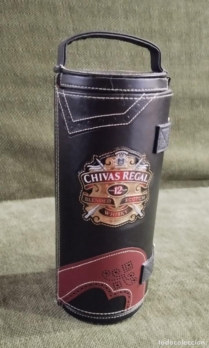 Coleccionismo de vinos y licores: Estuche cil&iacute;ndrico de cuero Chivas Regal 12 A&ntilde;os. Distribuidor Pernod Ricard Espa&ntilde;a. Vac&iacute;o.