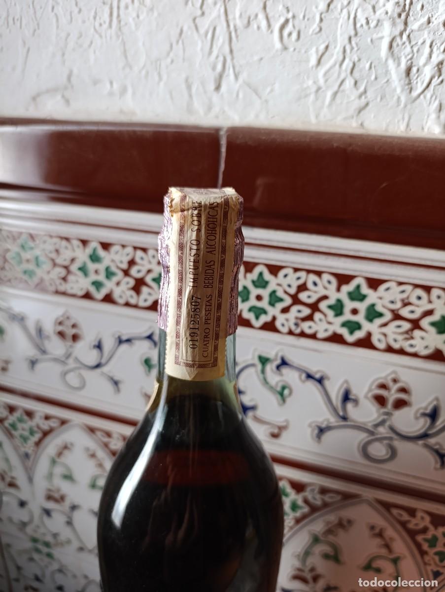 Coleccionismo de vinos y licores: Botella de Colac Peinado Extra 67 - Foto 7