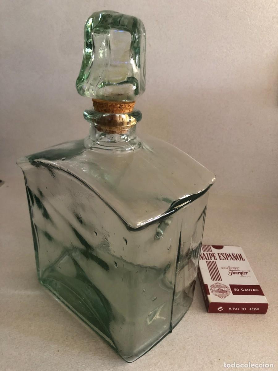 Coleccionismo de vinos y licores: Botella de licor de vidrio con tap&oacute;n de corcho