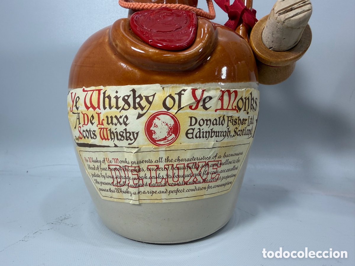 Sammlung von Weinen und Lik&ouml;ren: YE WHISKY OF YE MONKS &ndash; DONALD FISHER &ndash; BOTELLA CER&Aacute;MICA ANTIGUA 750 ML