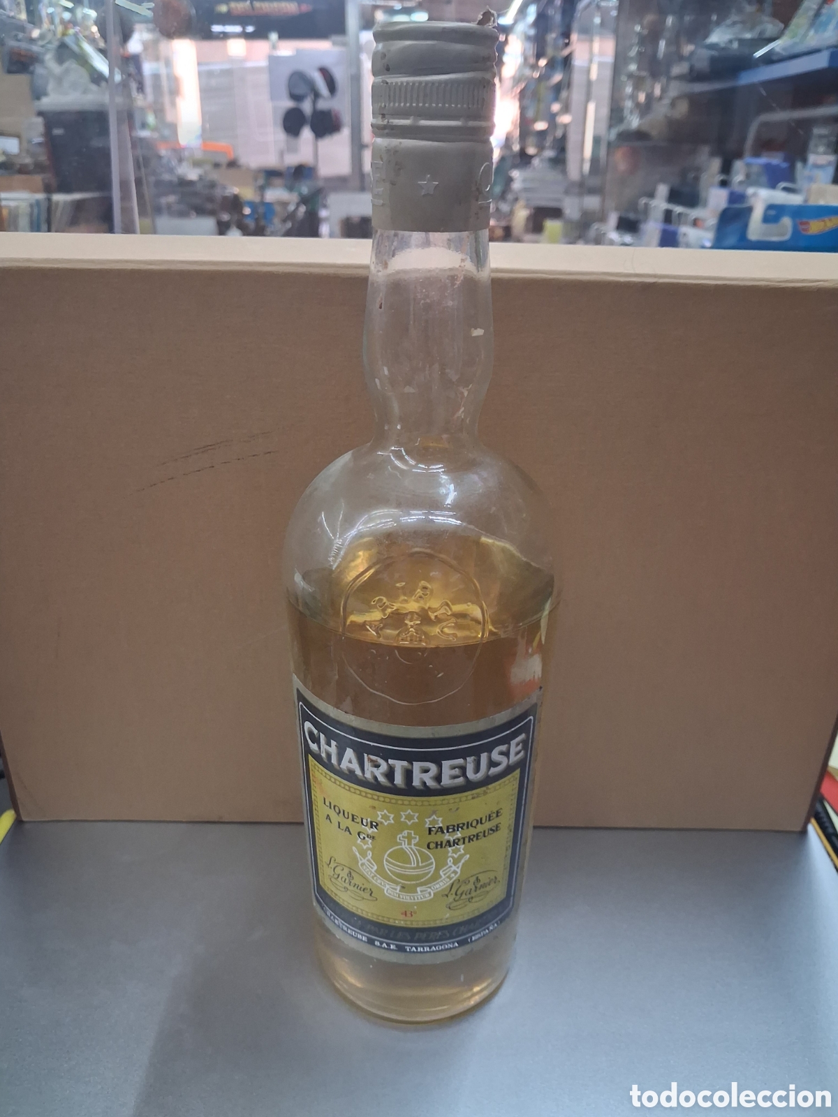 Coleccionismo de vinos y licores: ANTIGUA BOTELLA LICOR CHARTREUSE 43 GRADOS AMARILLA SIN ABRIR