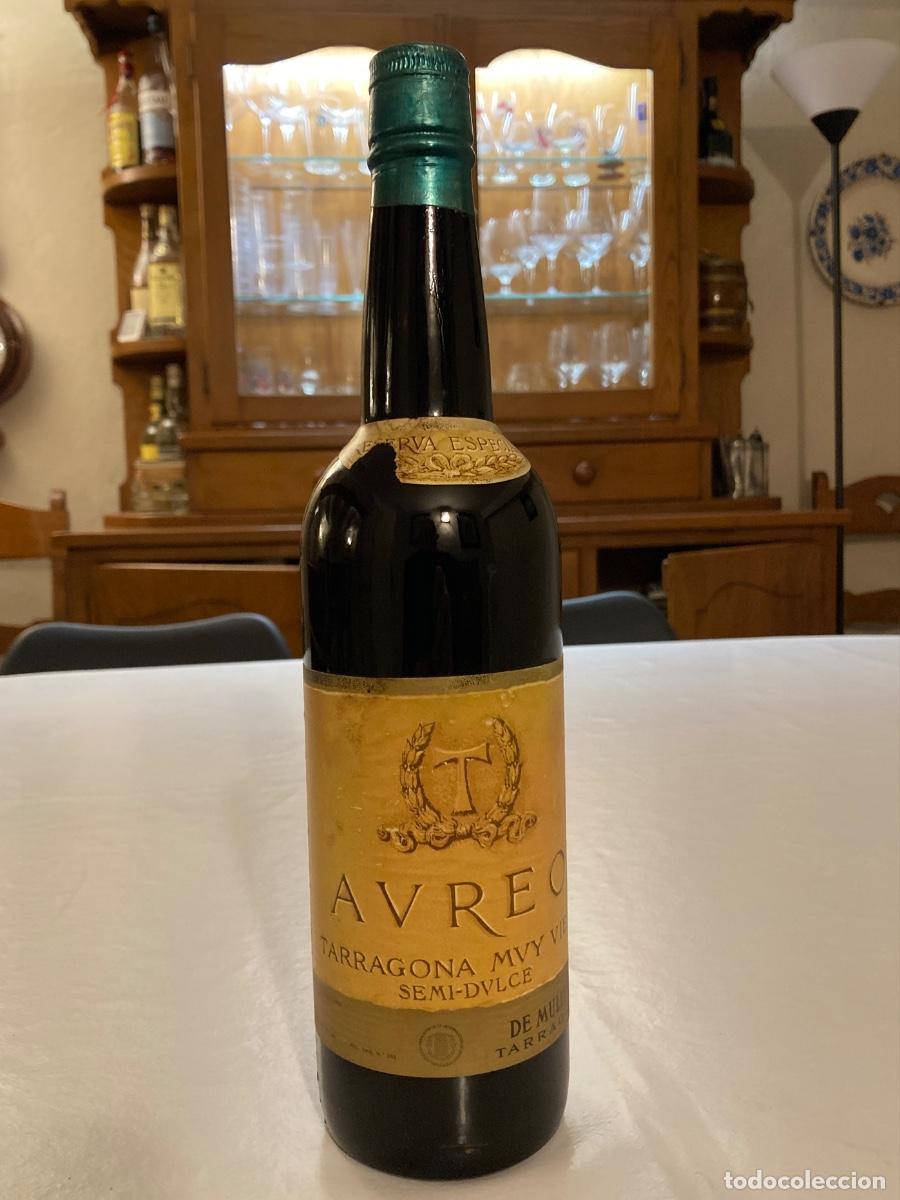 Coleccionismo de vinos y licores: Muy antigua botella de vino AUREO, semi-dulce, de bodegas MULLER de Tarragona. Precintada sin abrir.