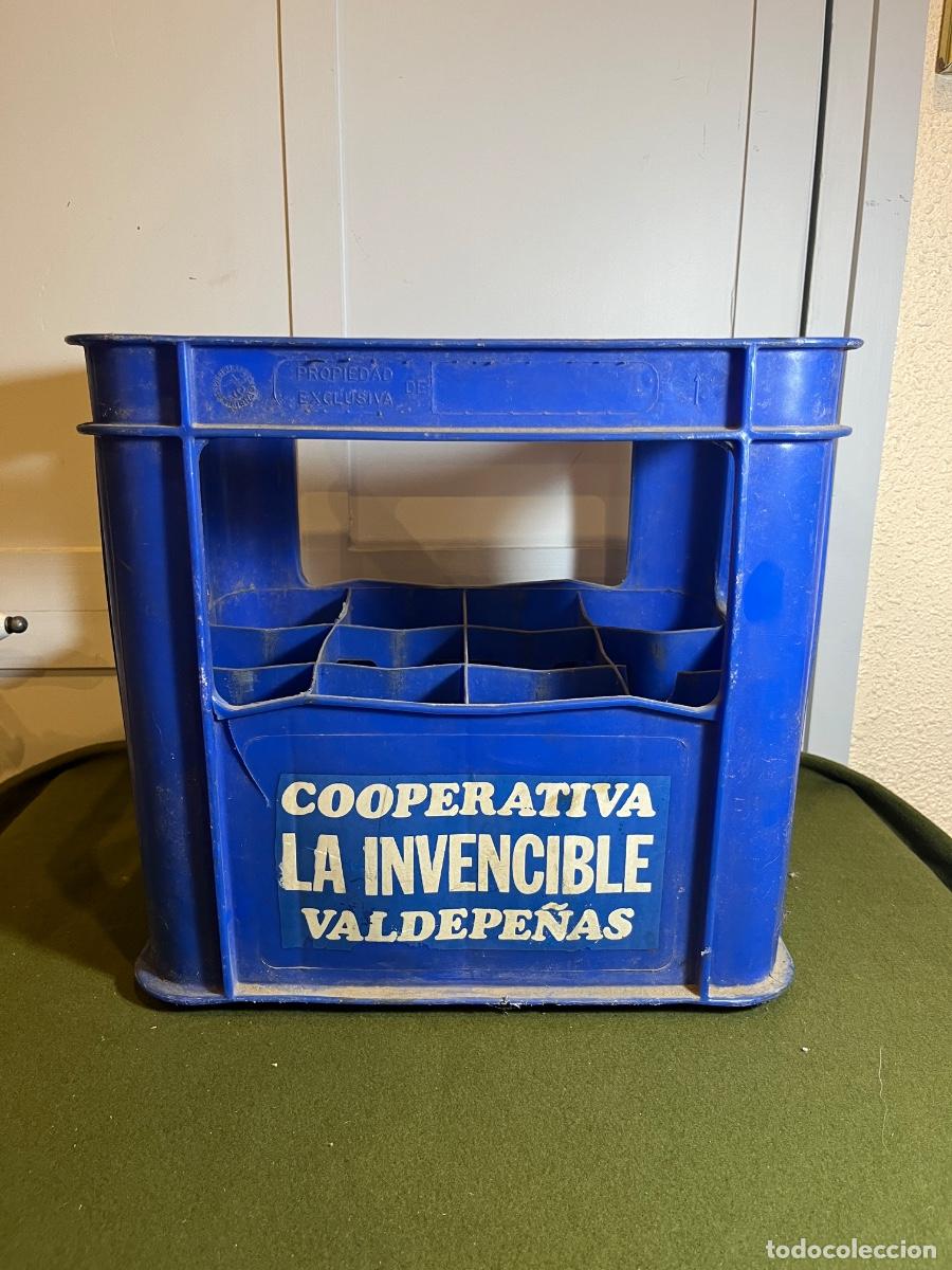 Coleccionismo de vinos y licores: Caja vintage para 12 botellas Cooperativa La Invencible Valdepe&ntilde;as &ndash; Caja de bodega original azul