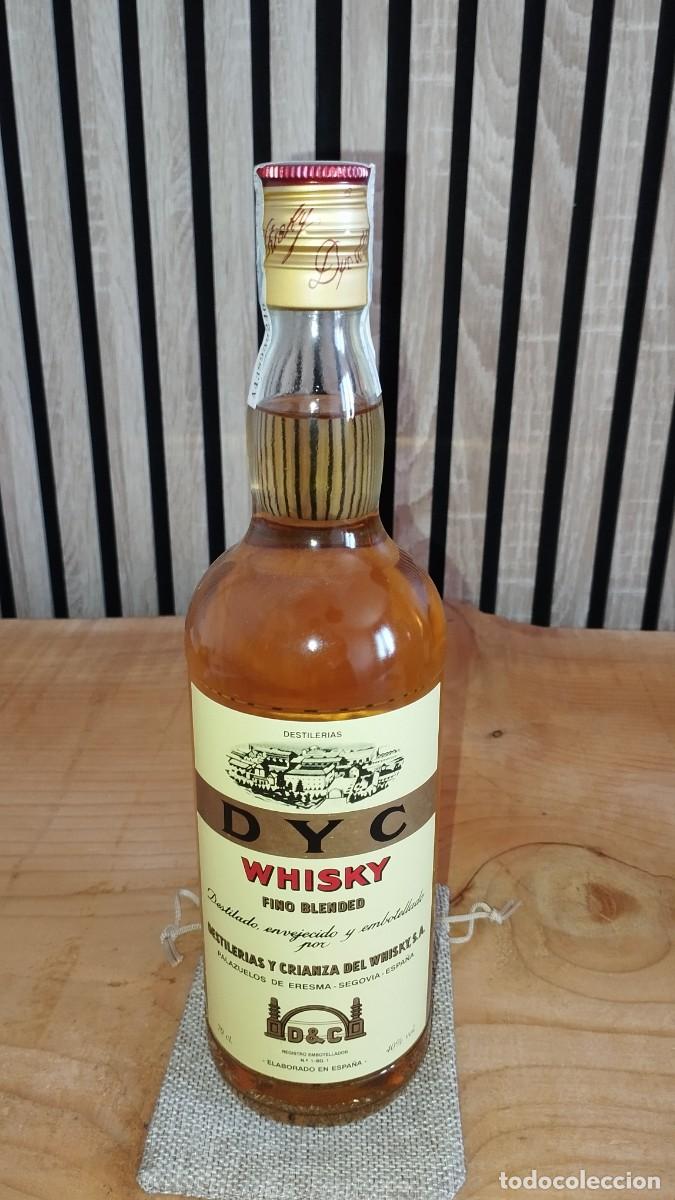 Coleccionismo de vinos y licores: Botella Antigua DYC Whisky Fino Blended Segovia