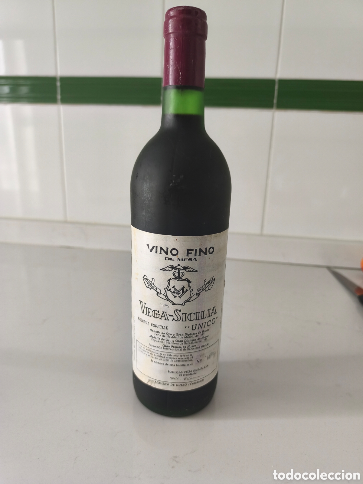 Coleccionismo de vinos y licores: Antigua botella de vino tinto Vega Sicilia &Uacute;nico llena y cerrada