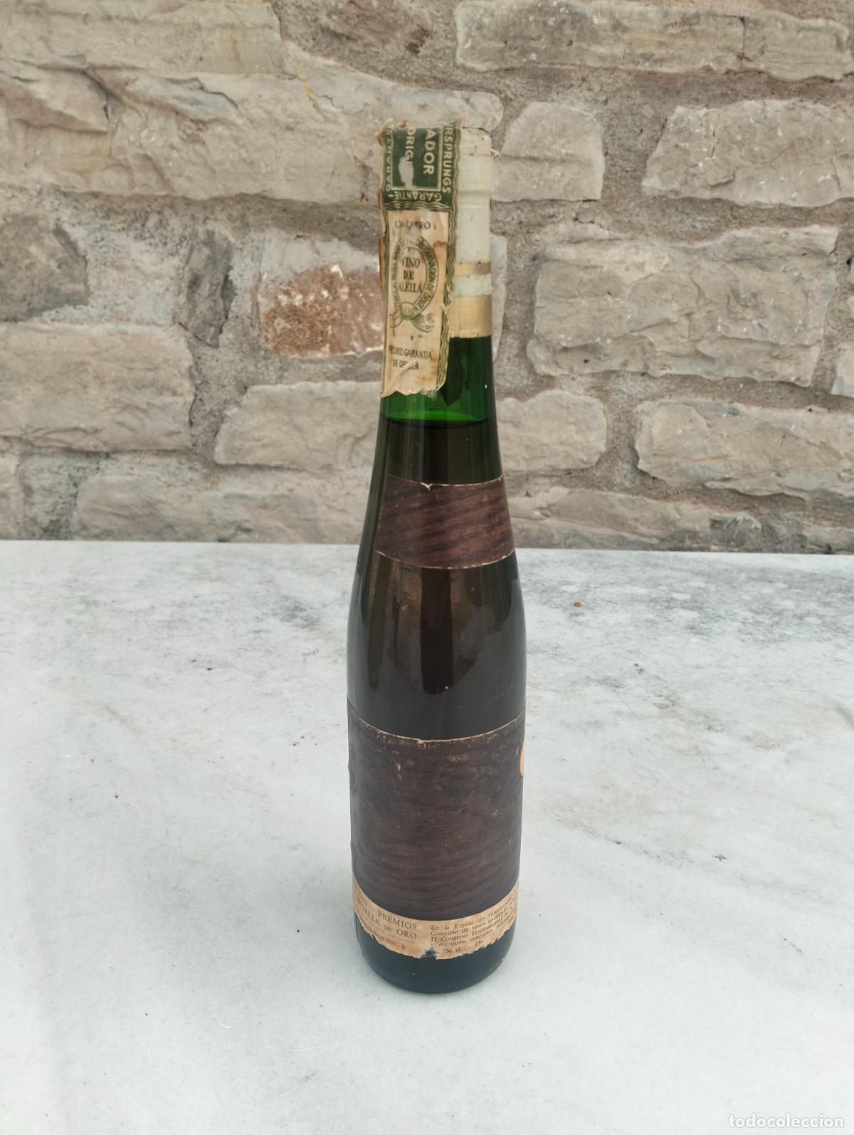 Collection of wines and liquors: Antigua botella de vino blanco o rosado medalla de oro ciudad pueblo de Alella a&ntilde;os 1980