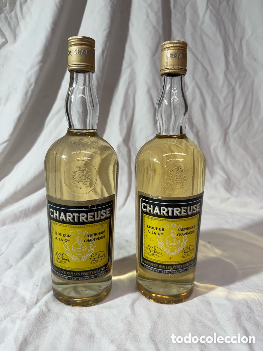 Coleccionismo de vinos y licores: Dos botellas sim abrir de chartreuse Tarragona precinto 8 ptas. Grande Chartreuse.