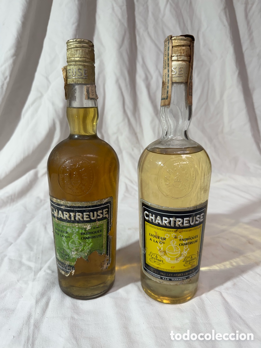 Coleccionismo de vinos y licores: Dos botellas de Chartreuse Tarragona sin abrir. Precinto 8 ptas