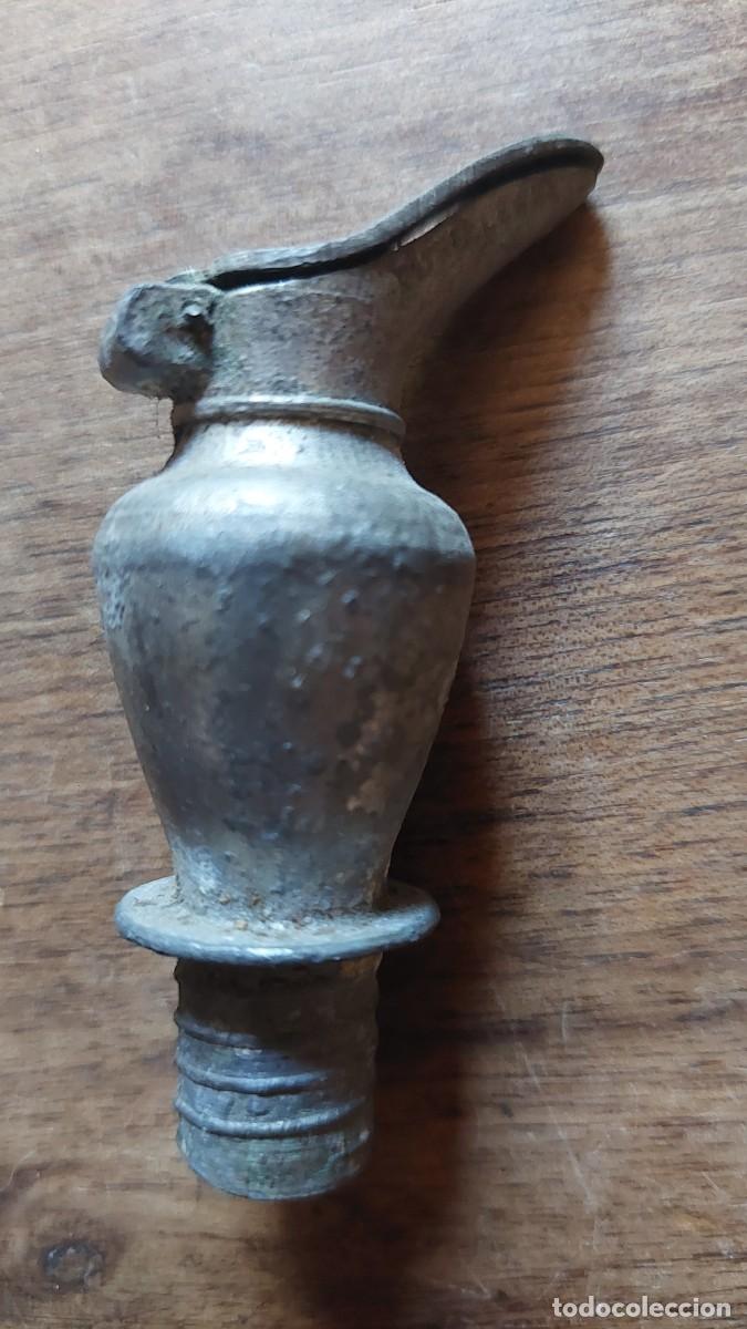 Collezionismo di vini e liquori: Tap&oacute;n para botella forma de jarra en peltre