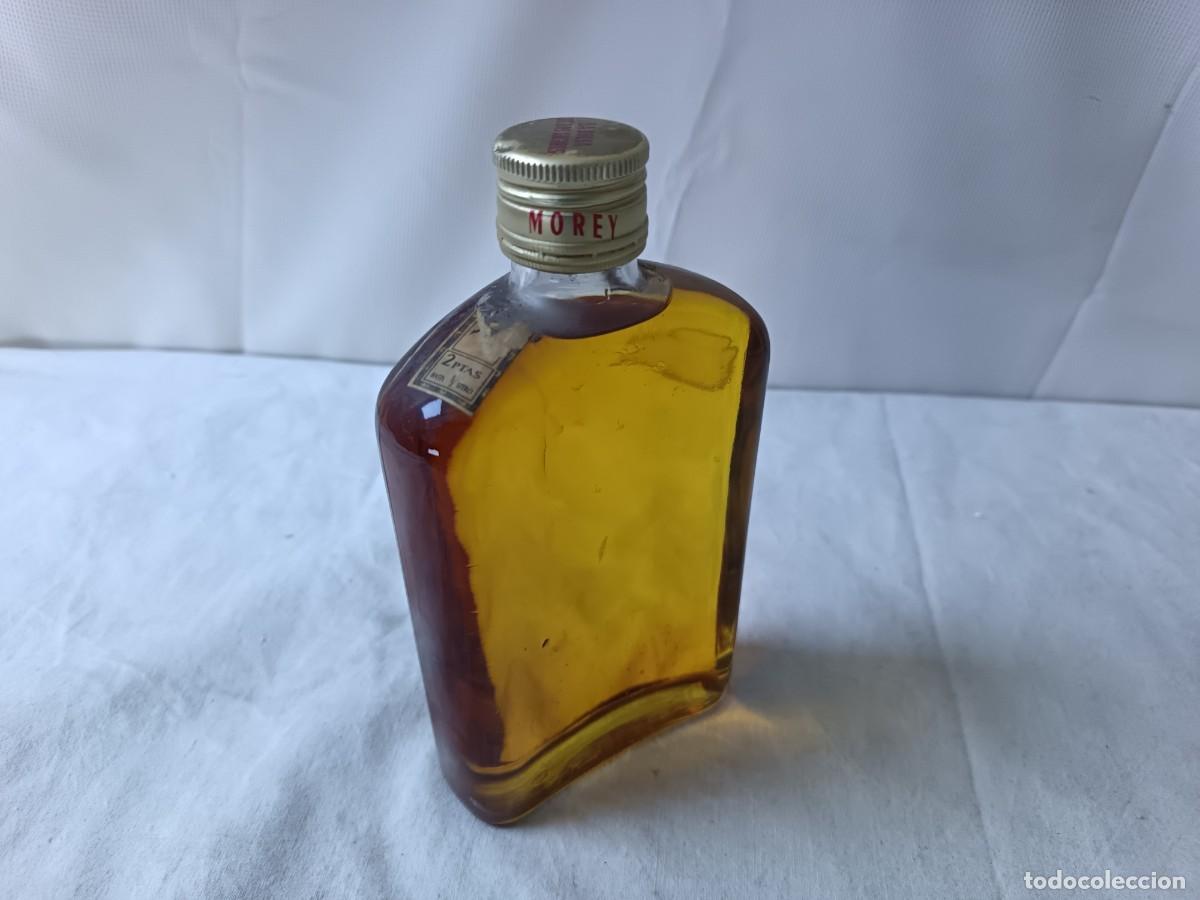 Collection of wines and liquors: Antigua Botella de petaca de Licor Morey, La Bolsa de los Licores, Mallorca, llena
