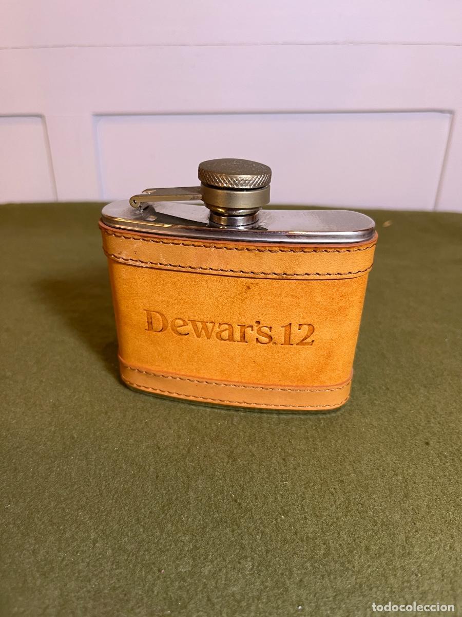 Coleccionismo de vinos y licores: Petaca Dewar's 12 de acero inoxidable forrada en piel &ndash; 4 oz &ndash; Whisky Scotch &ndash; Publicidad vintage