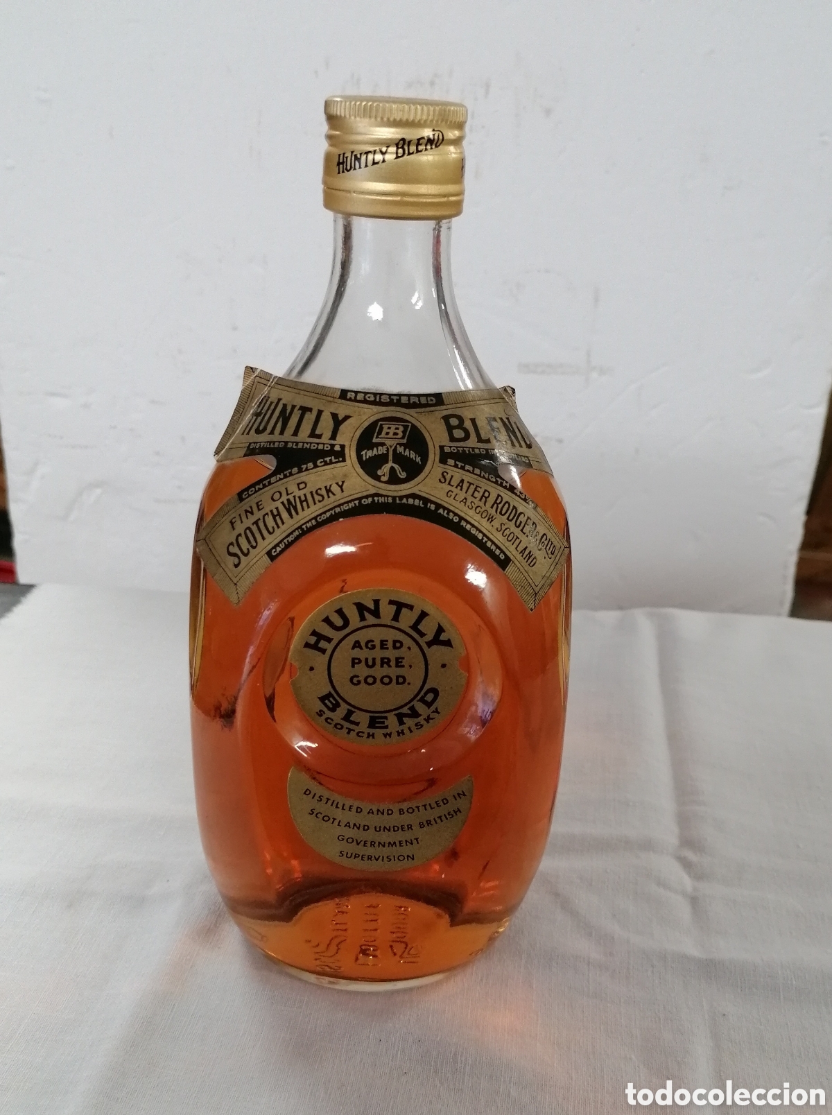 Collection of wines and liquors: Botella de Whisky Huntly Blend