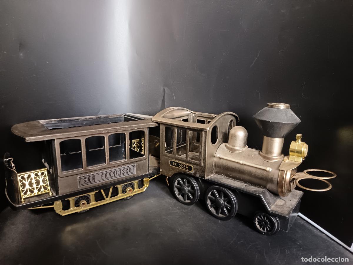 Coleccionismo de vinos y licores: TREN DE METAL Botellero y para chupitos, adem&aacute;s de caja musical. Rareza decorativa.