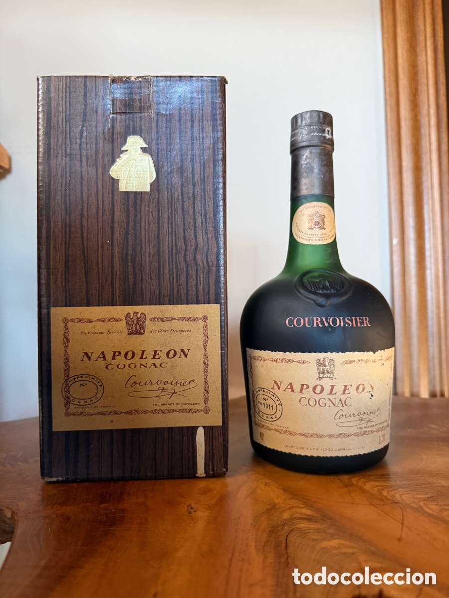 Coleccionismo de vinos y licores: ANTIGUO COGNAC COURVOISIER NAPOLEON CON CAJA ORIGINAL &ndash; BOTELLA VINTAGE