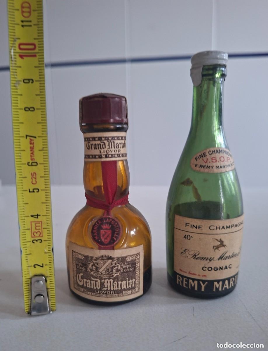 Coleccionismo de vinos y licores: ANTIGUAS 2 MINIBOTELLAS GRAND MARNIER y REMY MARTIN - COGNAC - 8,5/10 CM.