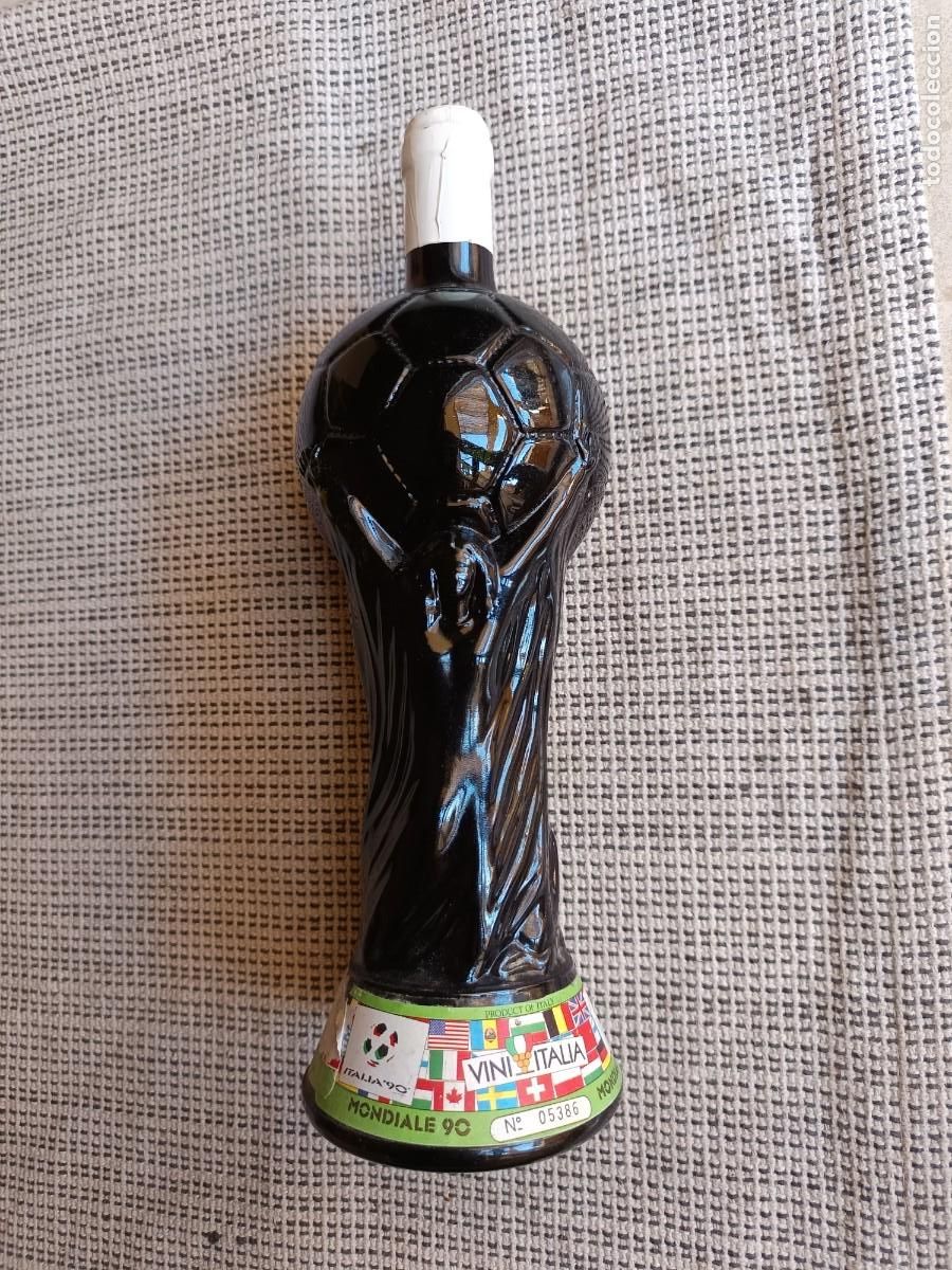 Coleccionismo de vinos y licores: Botella vino mundial futbol 1990 Italia. Precintada.