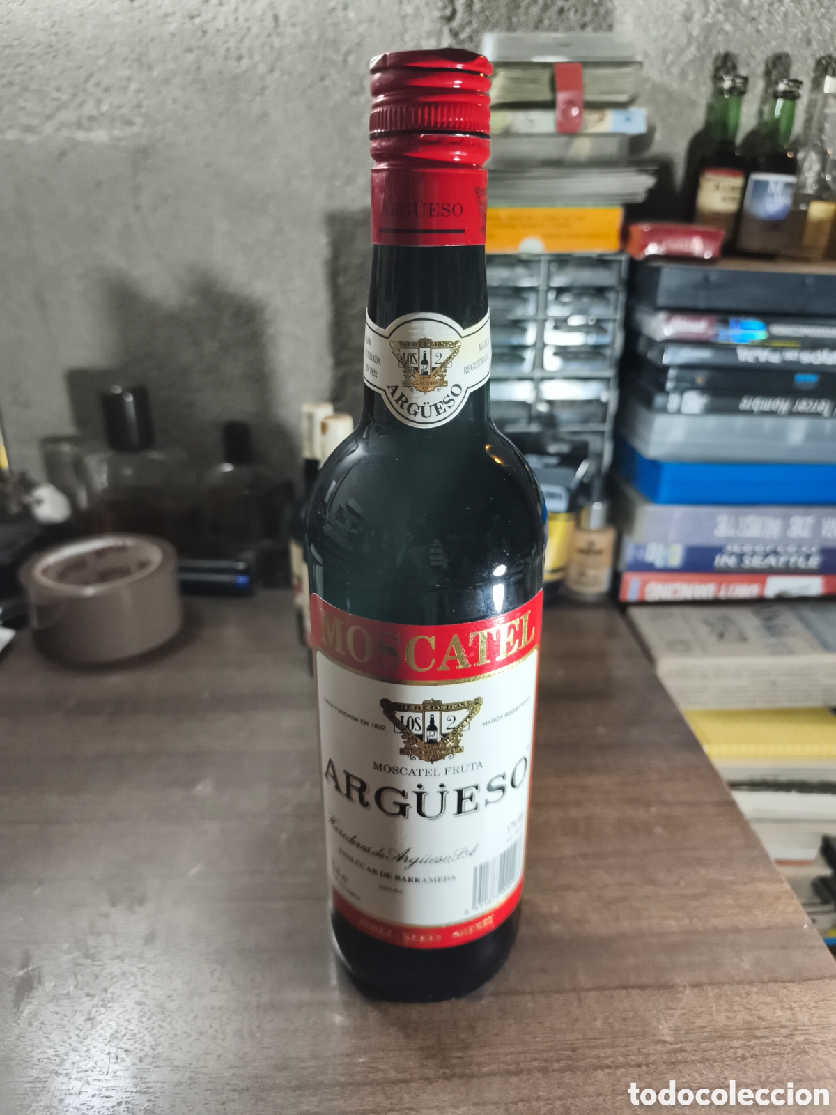 Coleccionismo de vinos y licores: Antigua botella de Moscatel argueso llena y cerrada