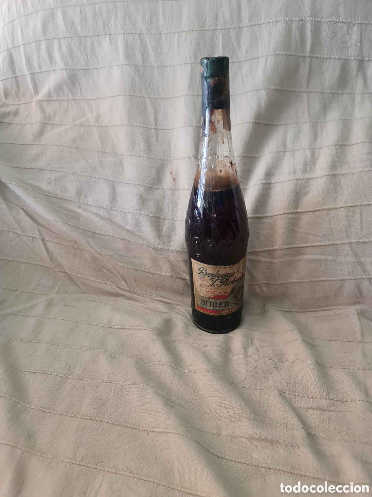 Coleccionismo de vinos y licores: Bodegas J. Robert (Sitges) Botella antigua Moscatel / Decoraci&oacute;n/Colecci&oacute;n