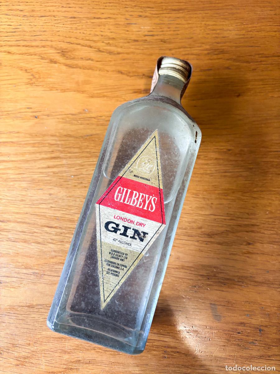 Coleccionismo de vinos y licores: ANTIGUA BOTELLA DE GINEBRA GIN GILBEYS. A&Ntilde;OS 60