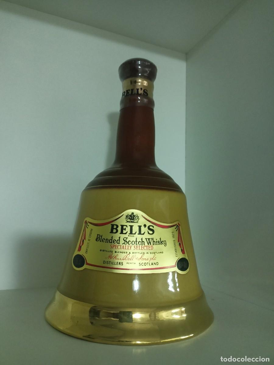 Coleccionismo de vinos y licores: BOTELLA ANTIG&Uuml;A DE LICOR BELL'S OLD &rdquo;BLENDED SCOTCH WHISKY&rdquo; DE CERAMICA PRECINTADA
