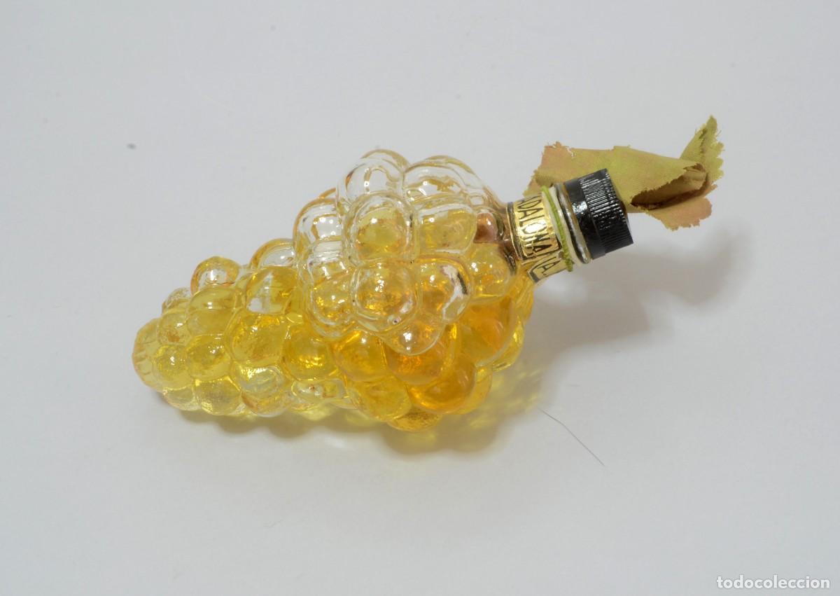 Coleccionismo de vinos y licores: Botella llena, vidrio vintage racimo de uvas, A. Bofill de Badalona, mediados siglo XX