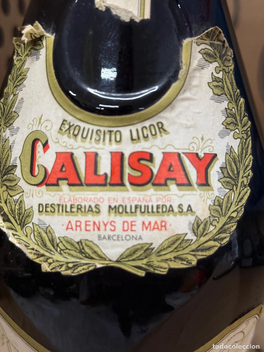 Coleccionismo de vinos y licores: Antigua botella de CALISAY de Mollfulleda, llena y precintada. 32cms alto