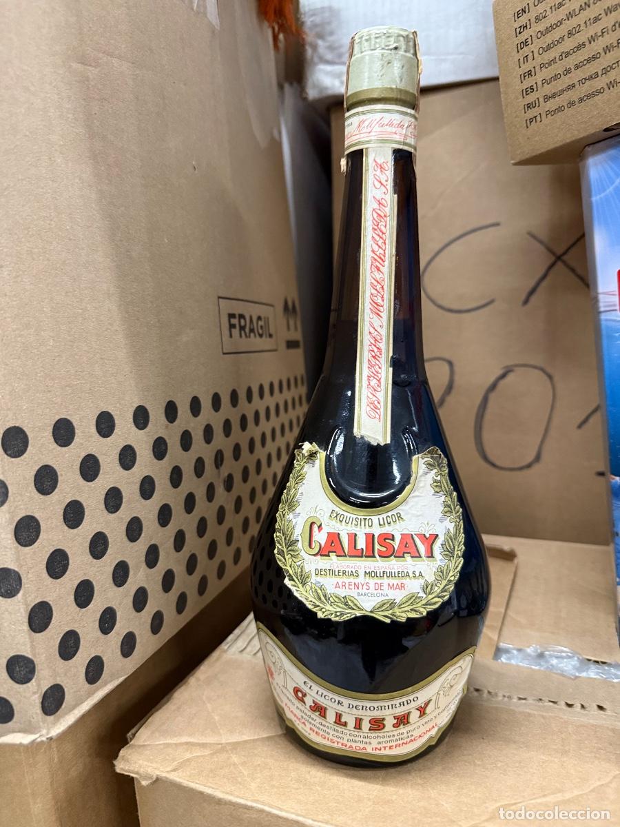 Coleccionismo de vinos y licores: Antigua botella de CALISAY de Mollfulleda, llena y precintada. 32cms alto