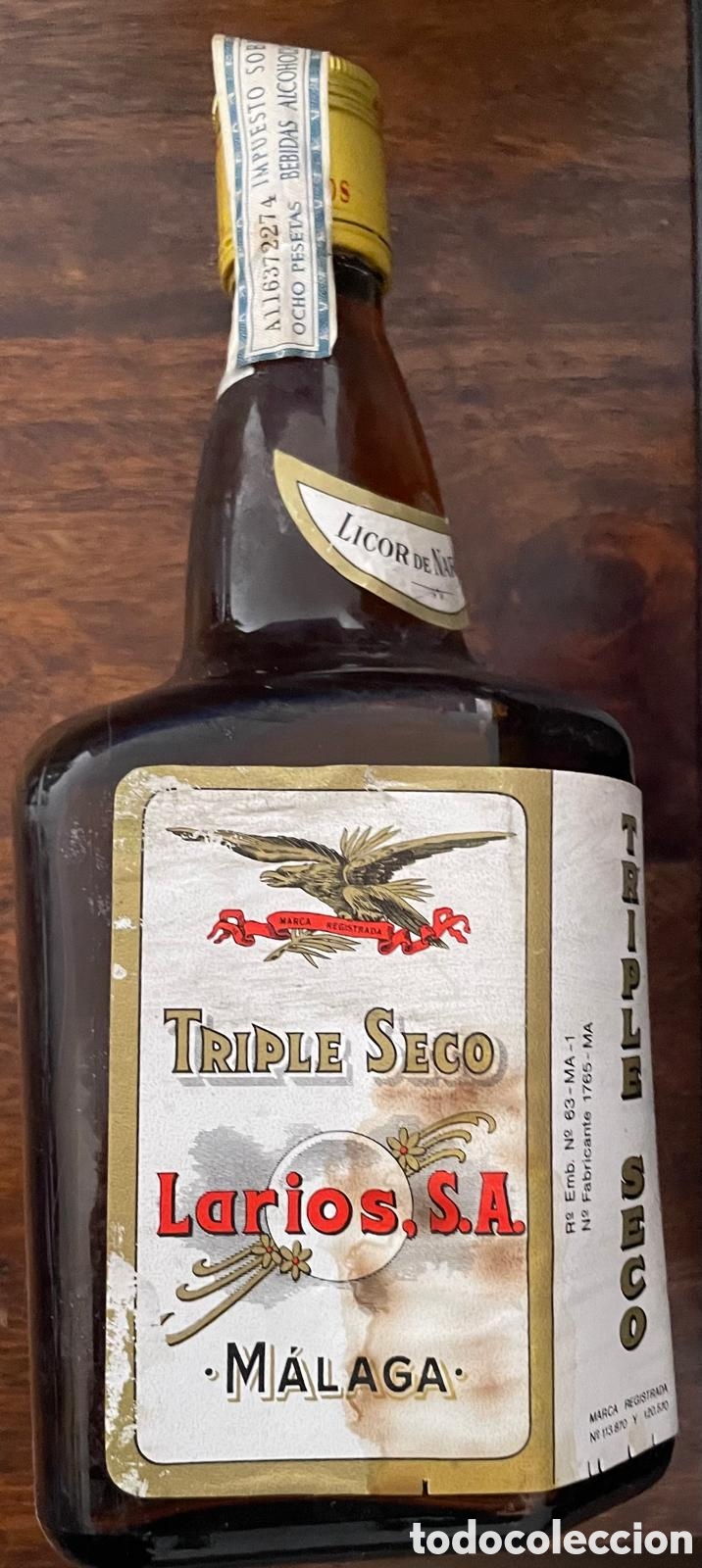 Coleccionismo de vinos y licores: ​Botella antigua Triple Seco Larios S.A. M&aacute;laga - Precinto 8 Pesetas (A&ntilde;os 60/70