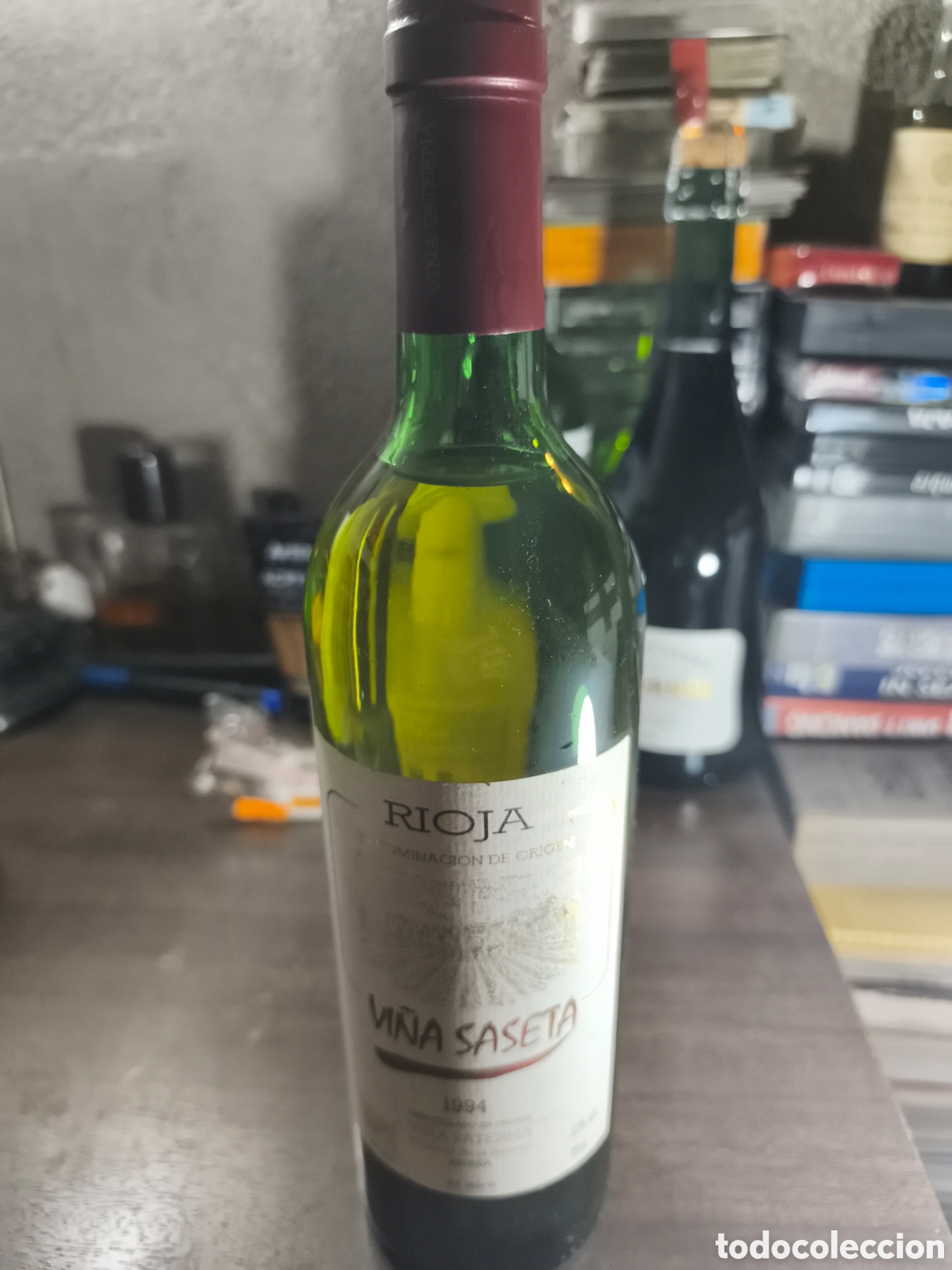 Coleccionismo de vinos y licores: Antigua botella de vino blanco de Rioja 1994 llena y cerrada