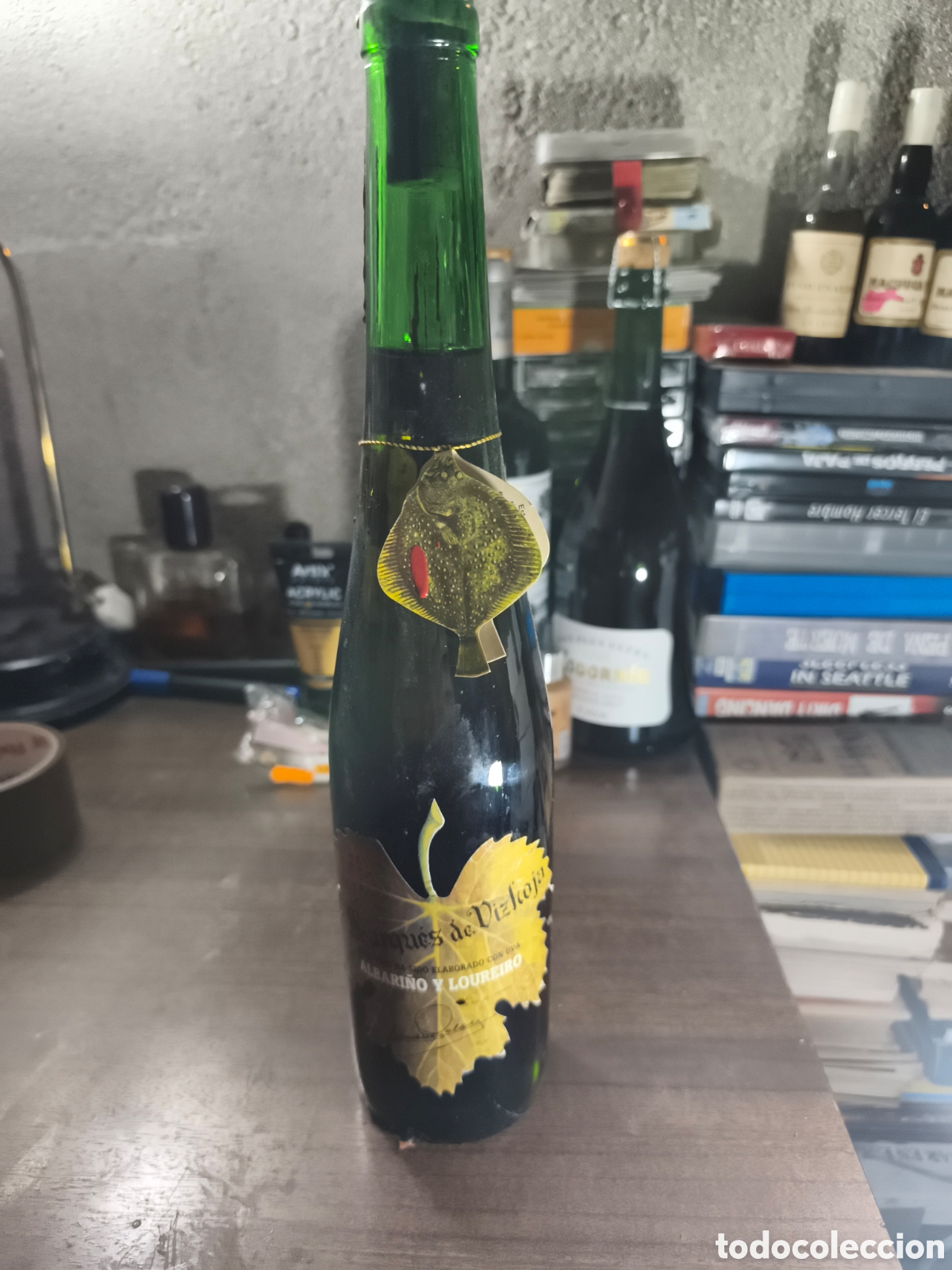Coleccionismo de vinos y licores: Antigua botella de vino blanco Marqu&eacute;s de Vizhoja llena y cerrada