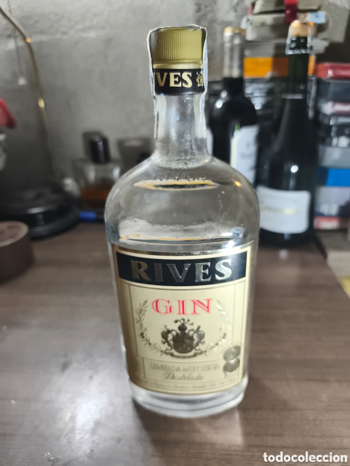 Coleccionismo de vinos y licores: Antigua botella de Gin Rives llena y cerrada precinta 8 ptas