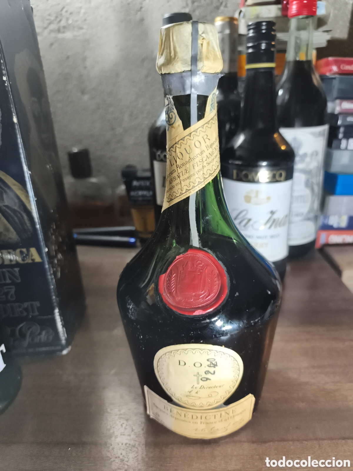 Coleccionismo de vinos y licores: Antigua botella de licor Benedictine, llena y cerrada