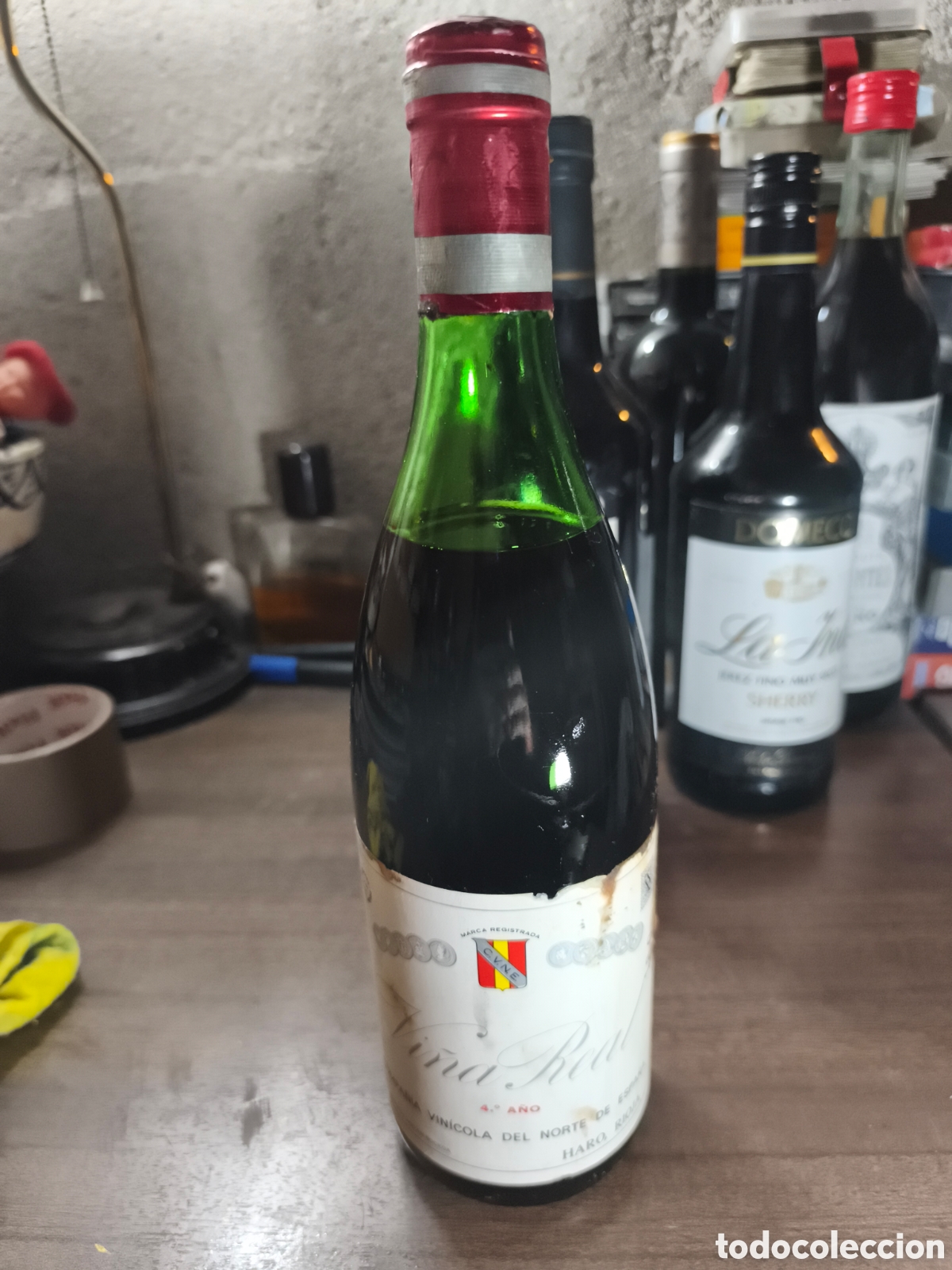 Coleccionismo de vinos y licores: Antigua botella de vino tinto de rioja Vi&ntilde;a real 4 a&ntilde;o llena y cerrada