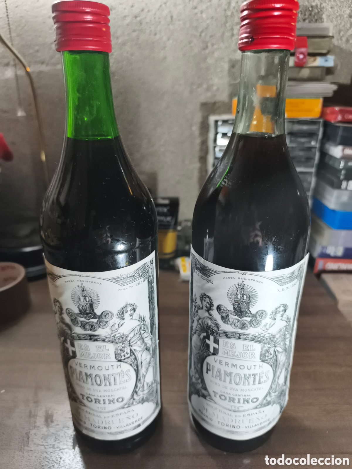 Coleccionismo de vinos y licores: 2 antiguas botellas de Vemouth llenas y cerradas