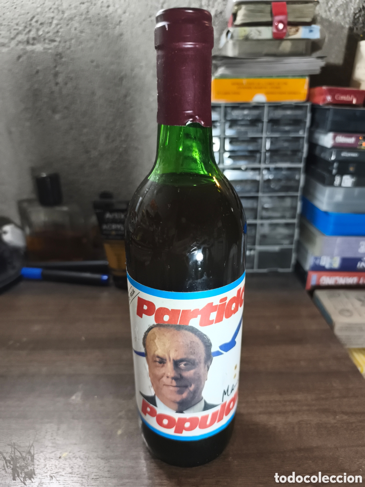 Coleccionismo de vinos y licores: Antigua botella de vino tinto de rioja, Partido popular Manuel Fraga llena y cerrada