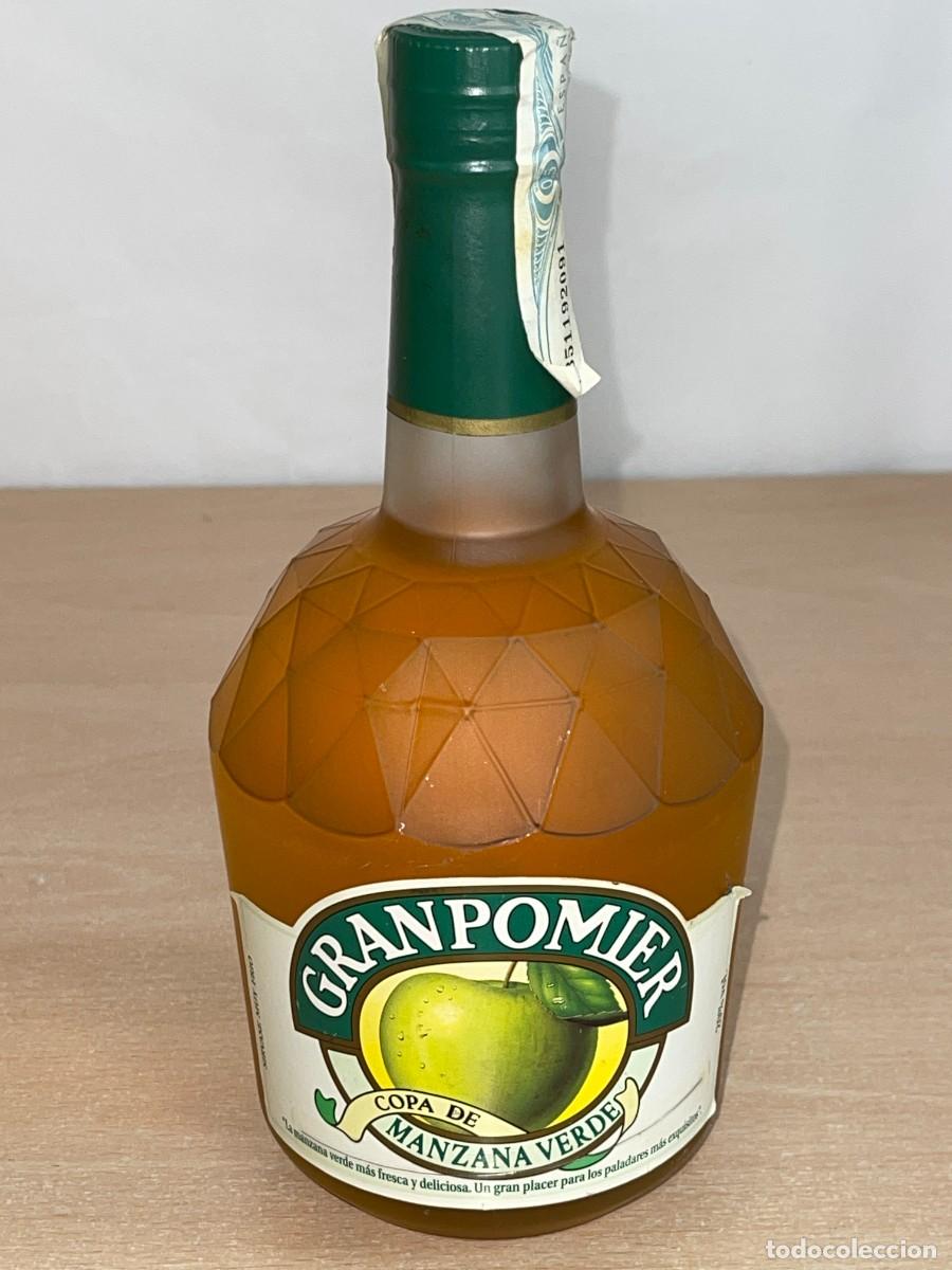 Coleccionismo de vinos y licores: Antigua Botella GRANPOMIER Copa de Manzana Verde a&ntilde;os 80 Liqueurs du Grand Verger Gonz&aacute;lez-Byass