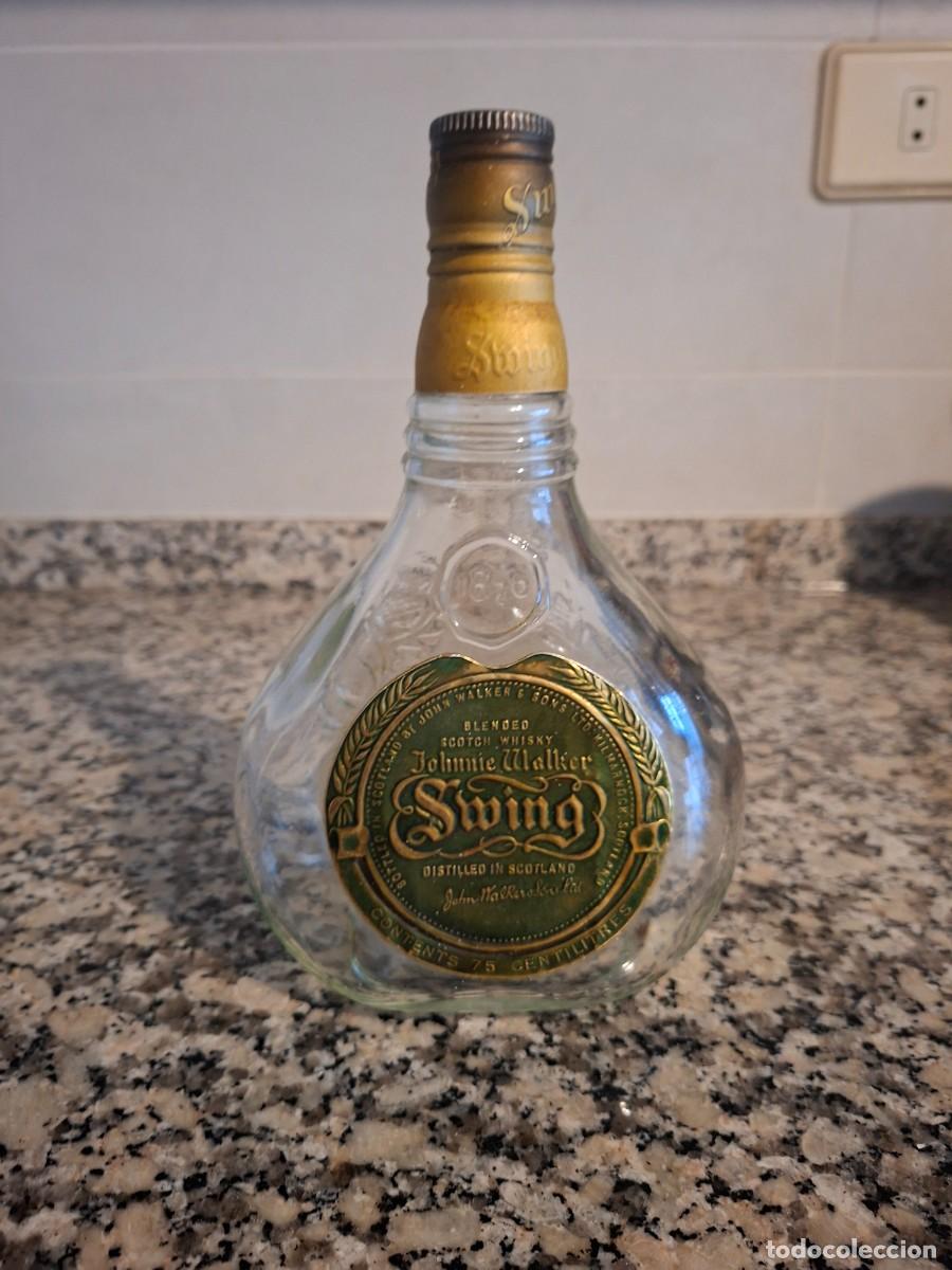 Coleccionismo de vinos y licores: Botella Jhonie walker swing vintage ovalada.