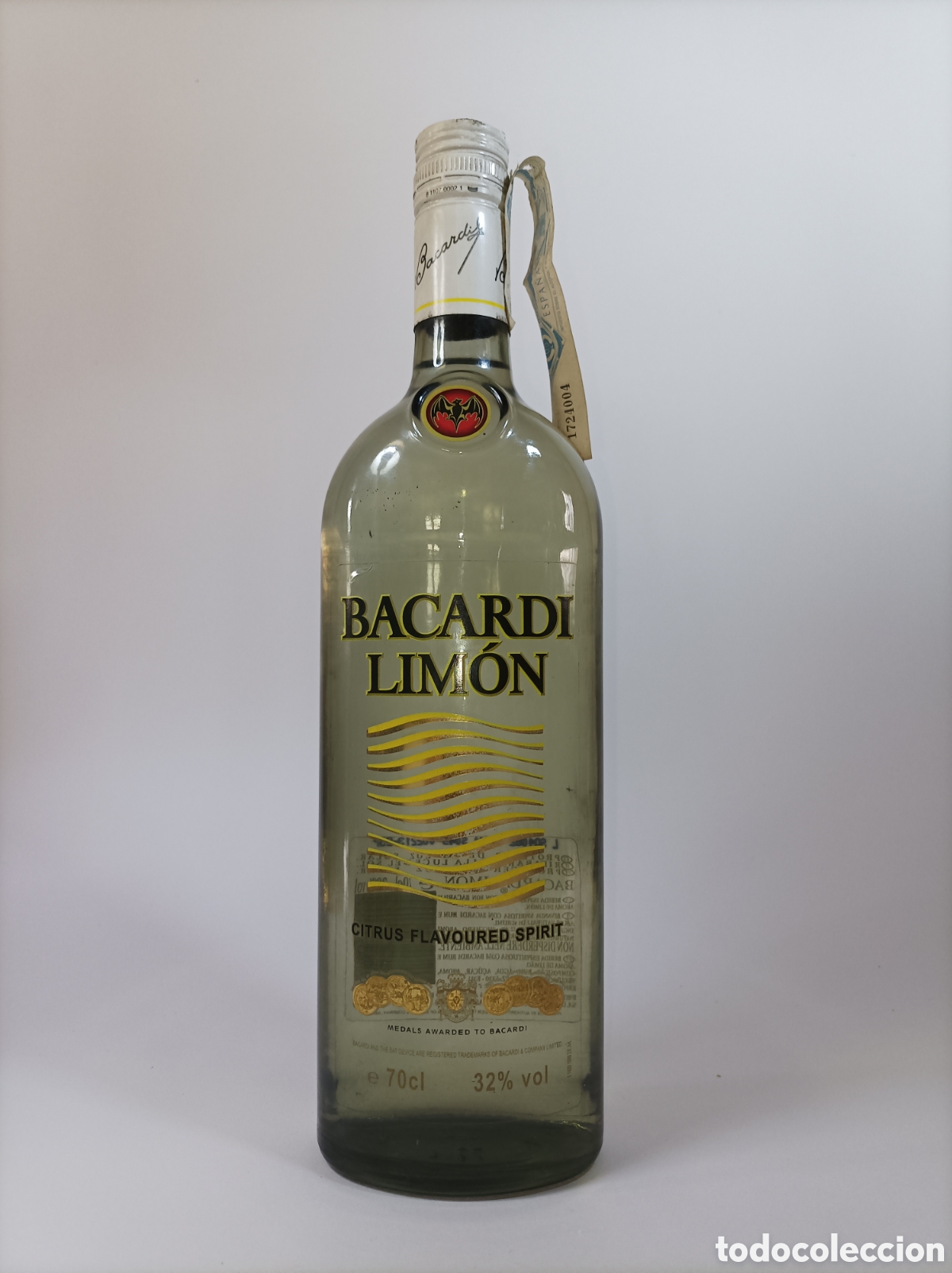 Coleccionismo de vinos y licores: BACARDI LIMON. 0,70 CL. BOTELLA RON ANTIGUA. VER FOTOS.