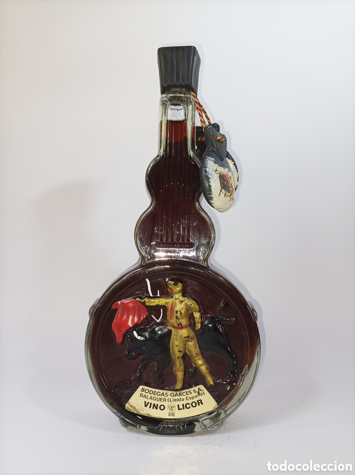 Coleccionismo de vinos y licores: VINO DE LICOR. BOTELLA GUITARRA CON CASTA&Ntilde;UELAS Y TORERO. 28 CM. DE ALTURA. ANTIGUA.