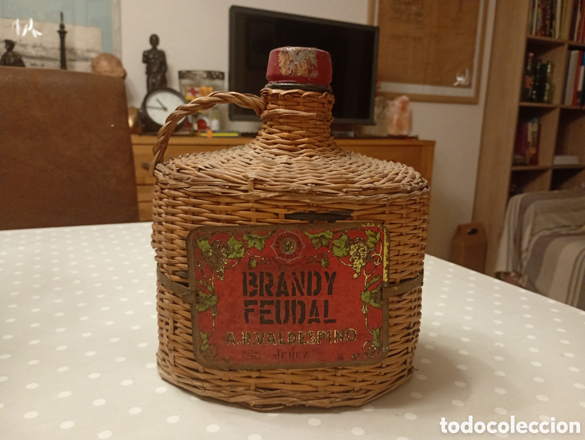 Coleccionismo de vinos y licores: Garrafa recubierta mimbre. Brandy Feudal A.R. Valdespino, Jerez, C&aacute;diz. Etiqueta de Chapa. tasa 80 c