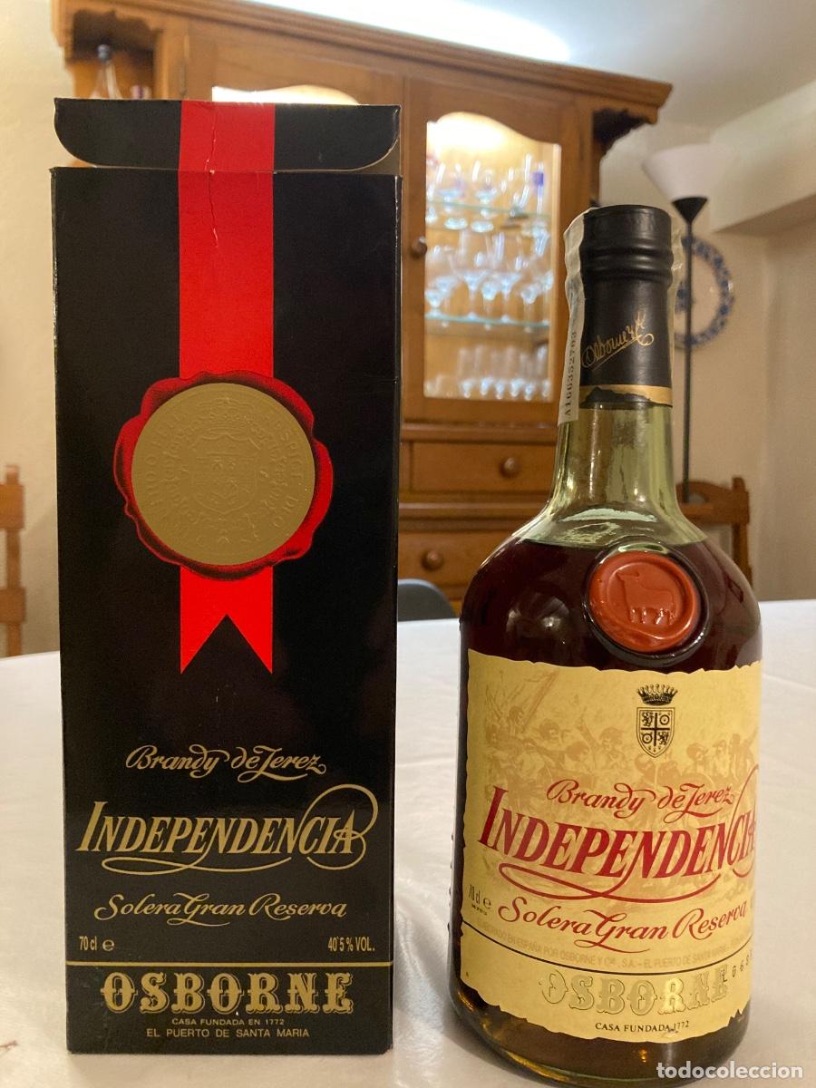 Coleccionismo de vinos y licores: Antigua botella brandy Independencia, bodegas Osborne, con su caja original.