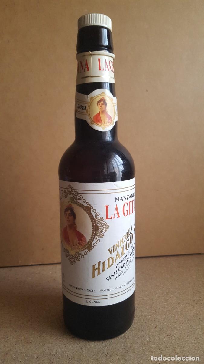 Coleccionismo de vinos y licores: Botella/botell&iacute;n manzanilla La Gitana, Vin&iacute;cola Hidalgo, 37,5cl. VAC&Iacute;A.