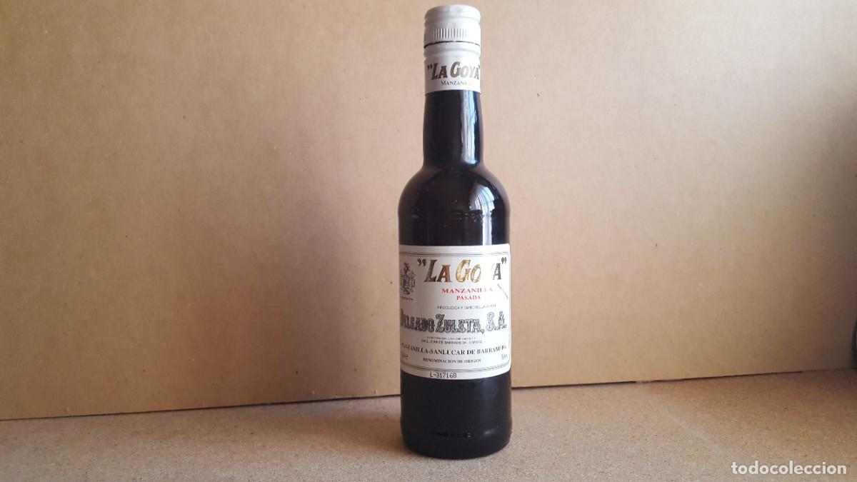 Coleccionismo de vinos y licores: Botella/botell&iacute;n manzanilla pasada La Goya. 37,5cl. VAC&Iacute;A.