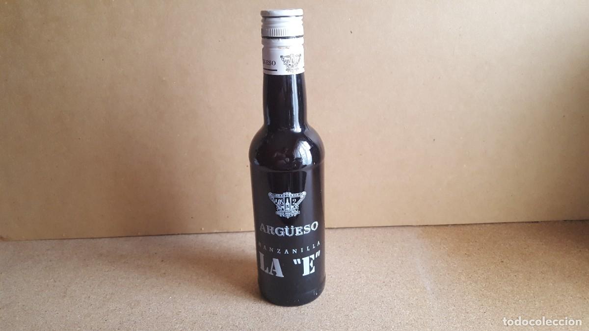 Coleccionismo de vinos y licores: Curiosa Botella/botell&iacute;n sin etiqueta (serigrafiado) de Manzanilla, La &rdquo;E&rdquo;. Arg&uuml;eso. 37,5cl. VAC&Iacute;A.